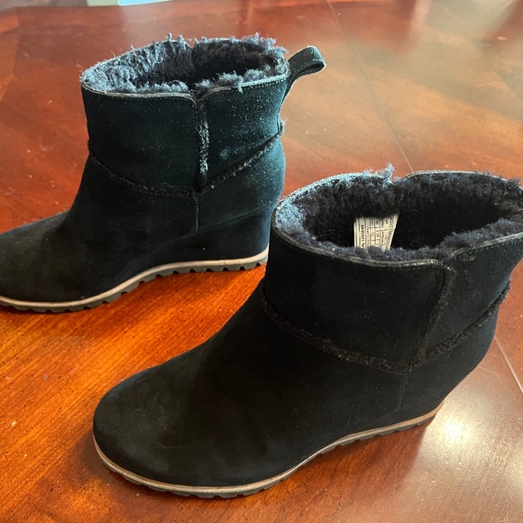 UGG Black Wedge Short Boot Sz 9.5 - Picture 1 of 5